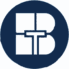 Logo officiel de BTarts. Un monogramme bleu marine stylisé avec les lettres 'B' et 'T' imbriquées à l'intérieur d'un cercle plein représentant un objectif de photo stylisé. Le tout est centré sur un fond noir uni. Identité visuelle et image de marque par BTarts.