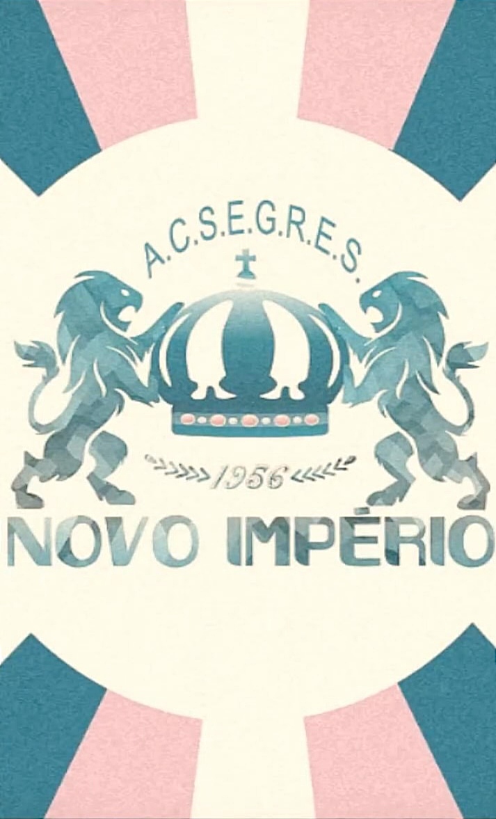 Blason graphique de style rétro et héraldique, représentant une couronne centrale avec une petite croix surmontée. Deux lions rampants (un de chaque côté) tiennent la couronne. En haut, le texte 'A.C.S.E.G.R.E.S.'. En dessous de la couronne, la date '1956' entre des flèches, et en bas, le texte 'NOVO IMPÉRIO'. Le tout est inscrit dans un cercle beige clair sur un fond de rayons bleus et roses. Re-Design par BTarts.